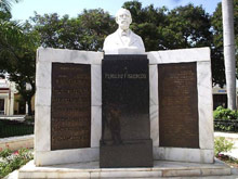Bayamo: Parque Cespedes, busto in marmo di Perucho Figueredo - clicca per ingrandire