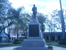 Bayamo: Parque Cespedes, statua di Carlos Manuel de Céspedes - clicca per ingrandire