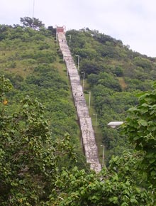 la scalinata che conduce in cima alla collina